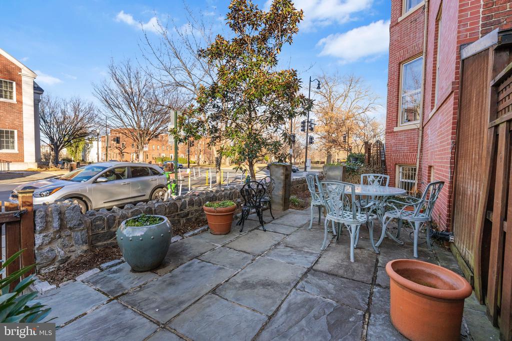 226 4th St NE