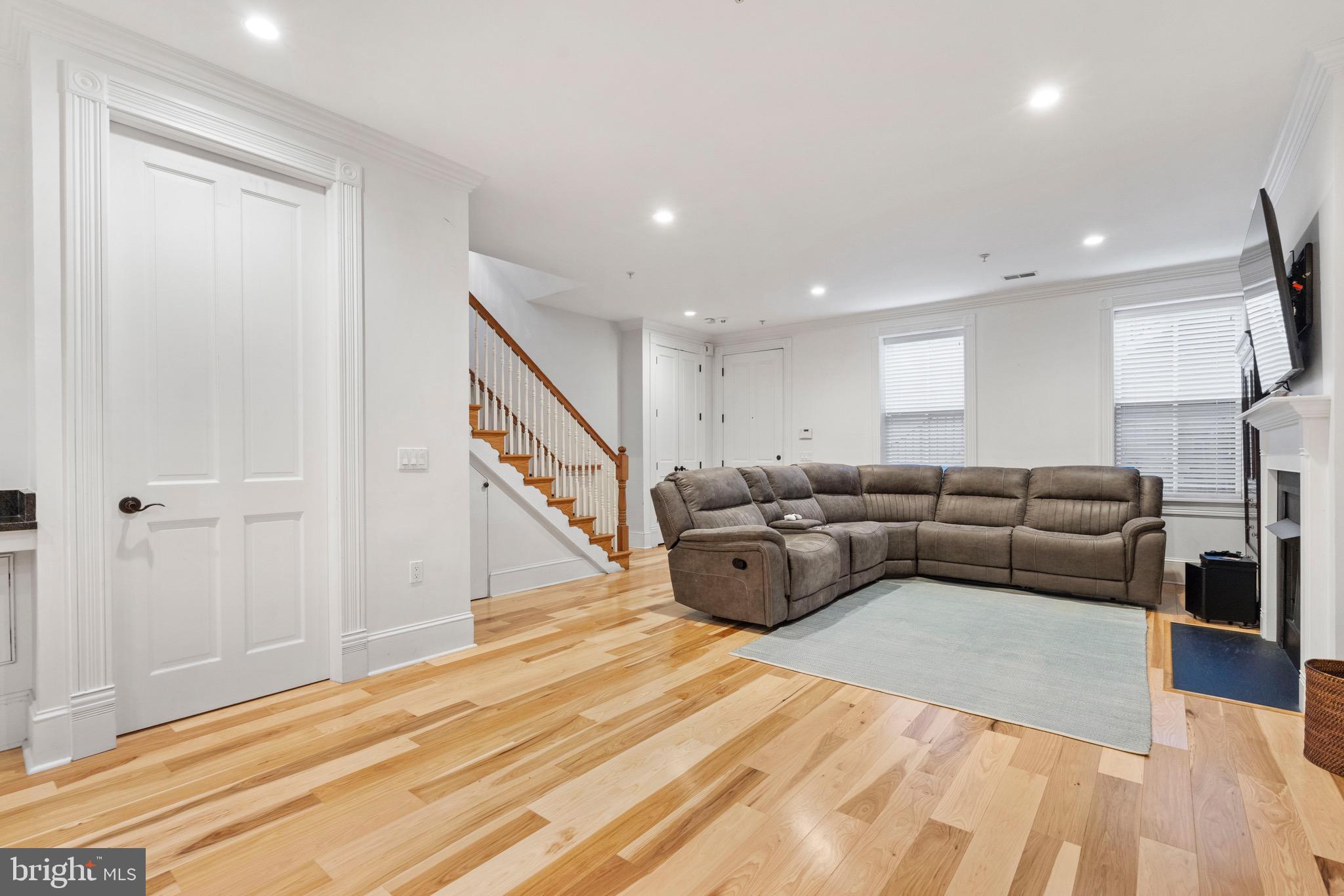 411 G St SE