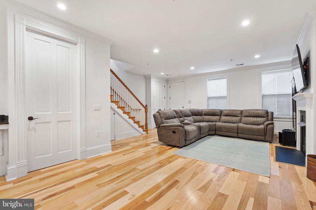 411 G St SE