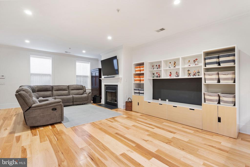 411 G St SE
