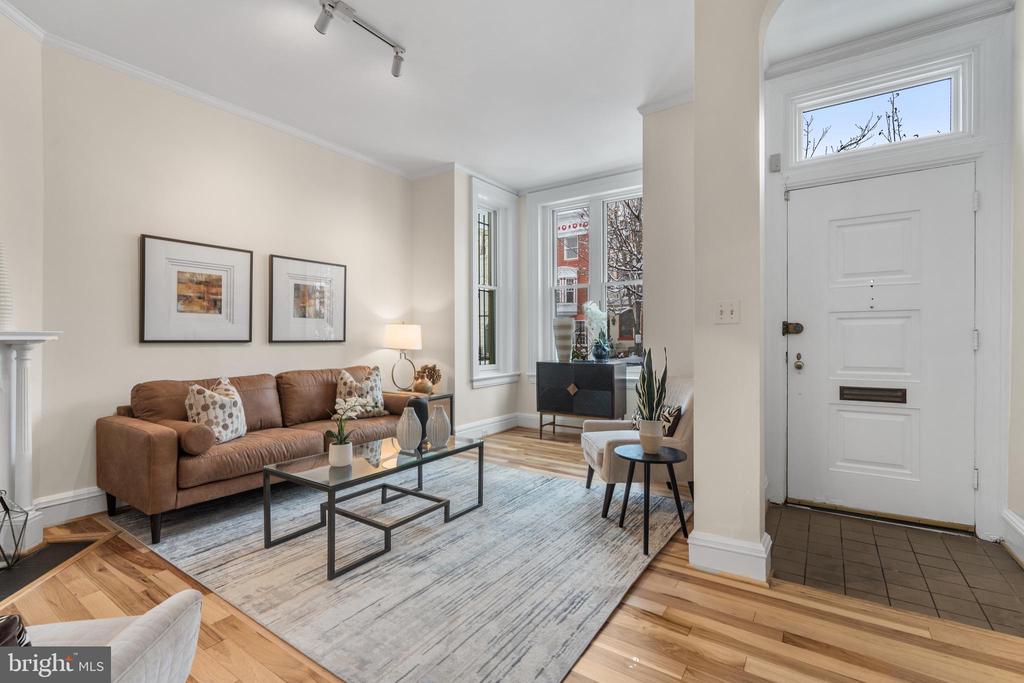 153 E St SE