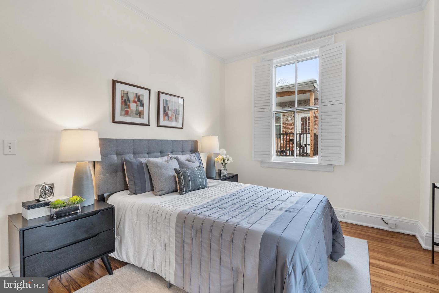 153 E St SE