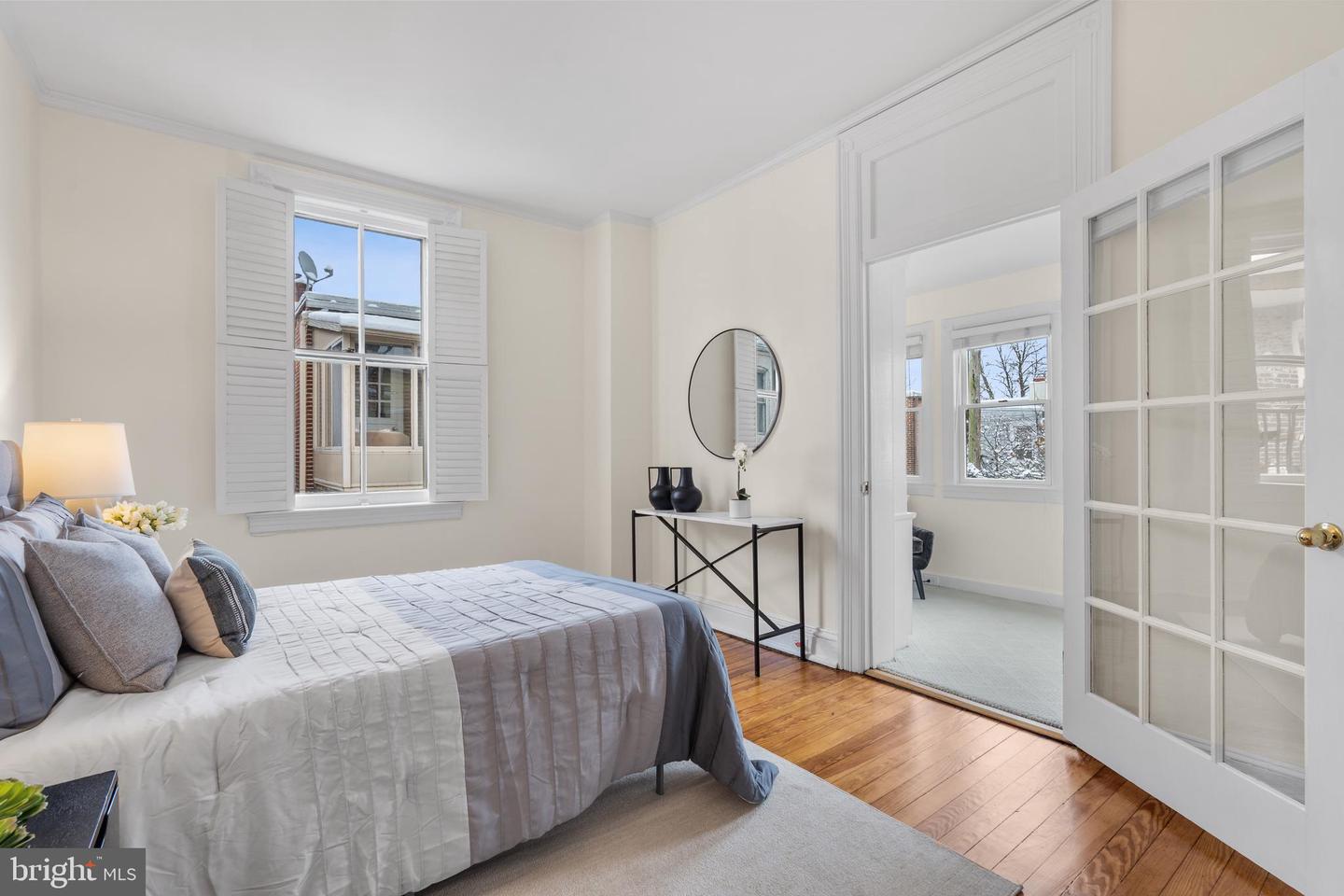 153 E St SE