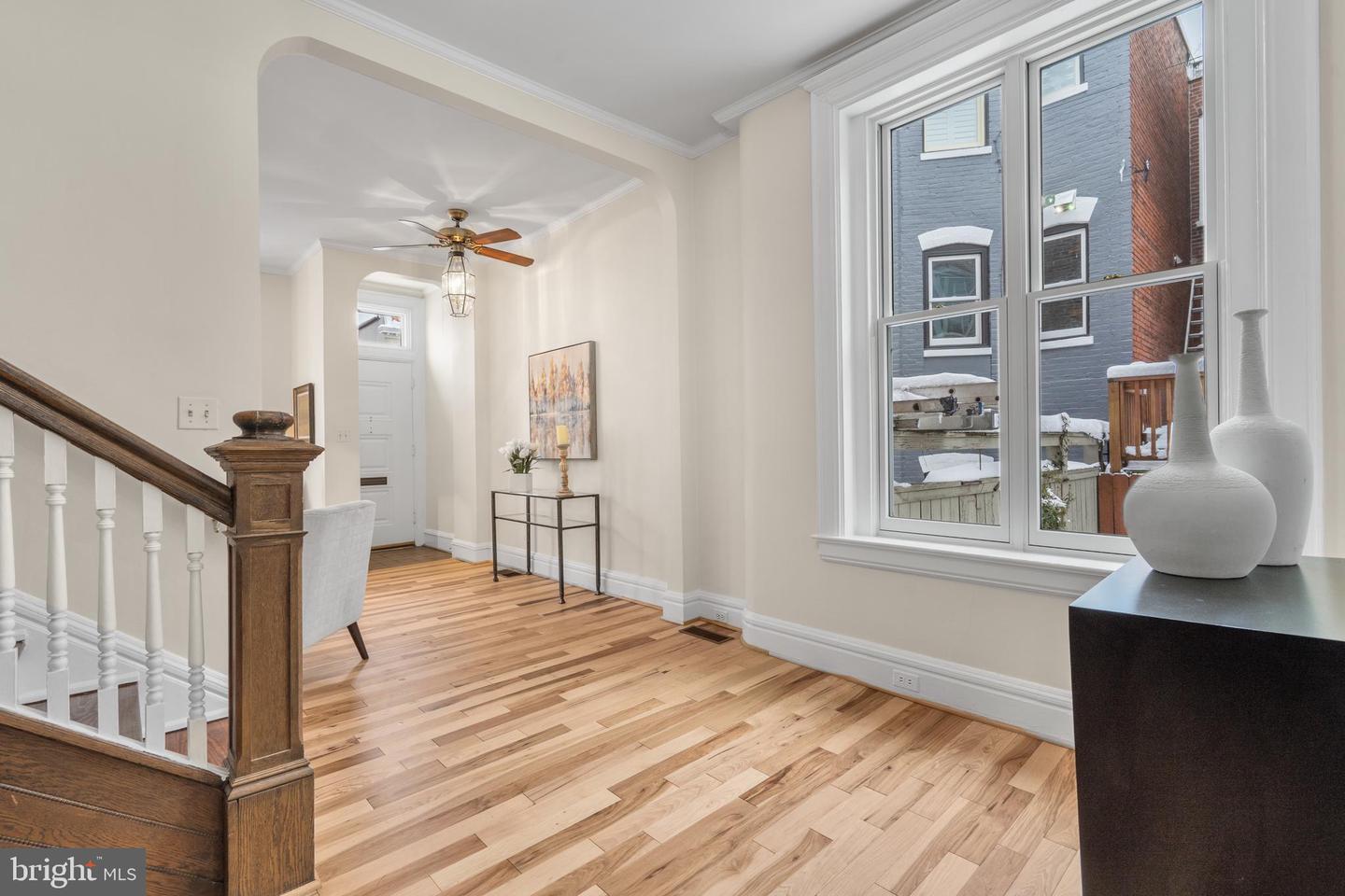 153 E St SE