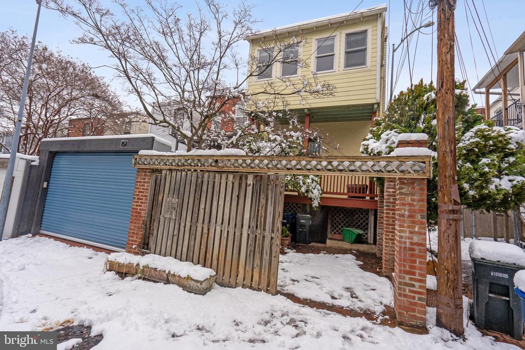 153 E St SE
