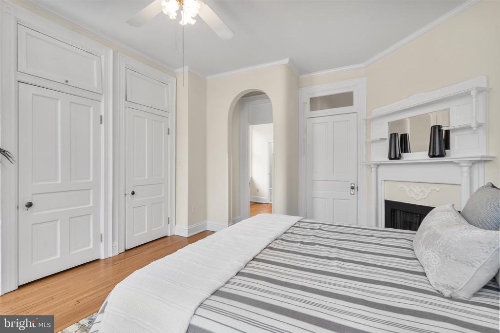 153 E St SE