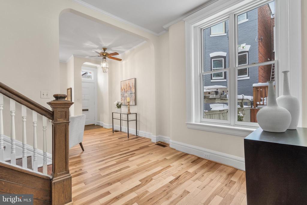 153 E St SE