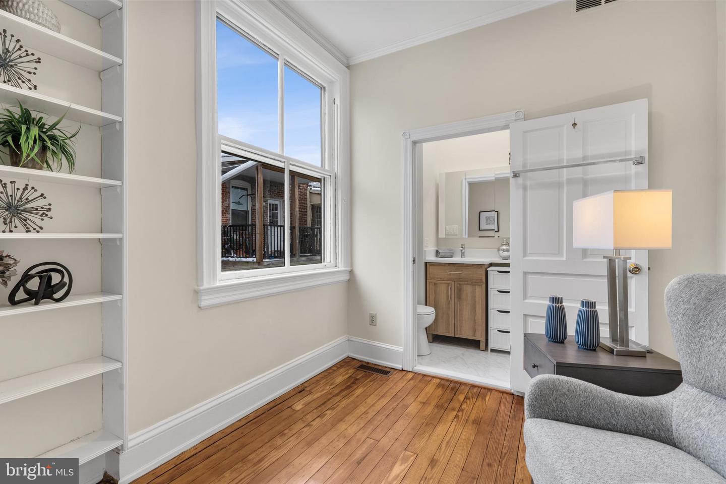 153 E St SE