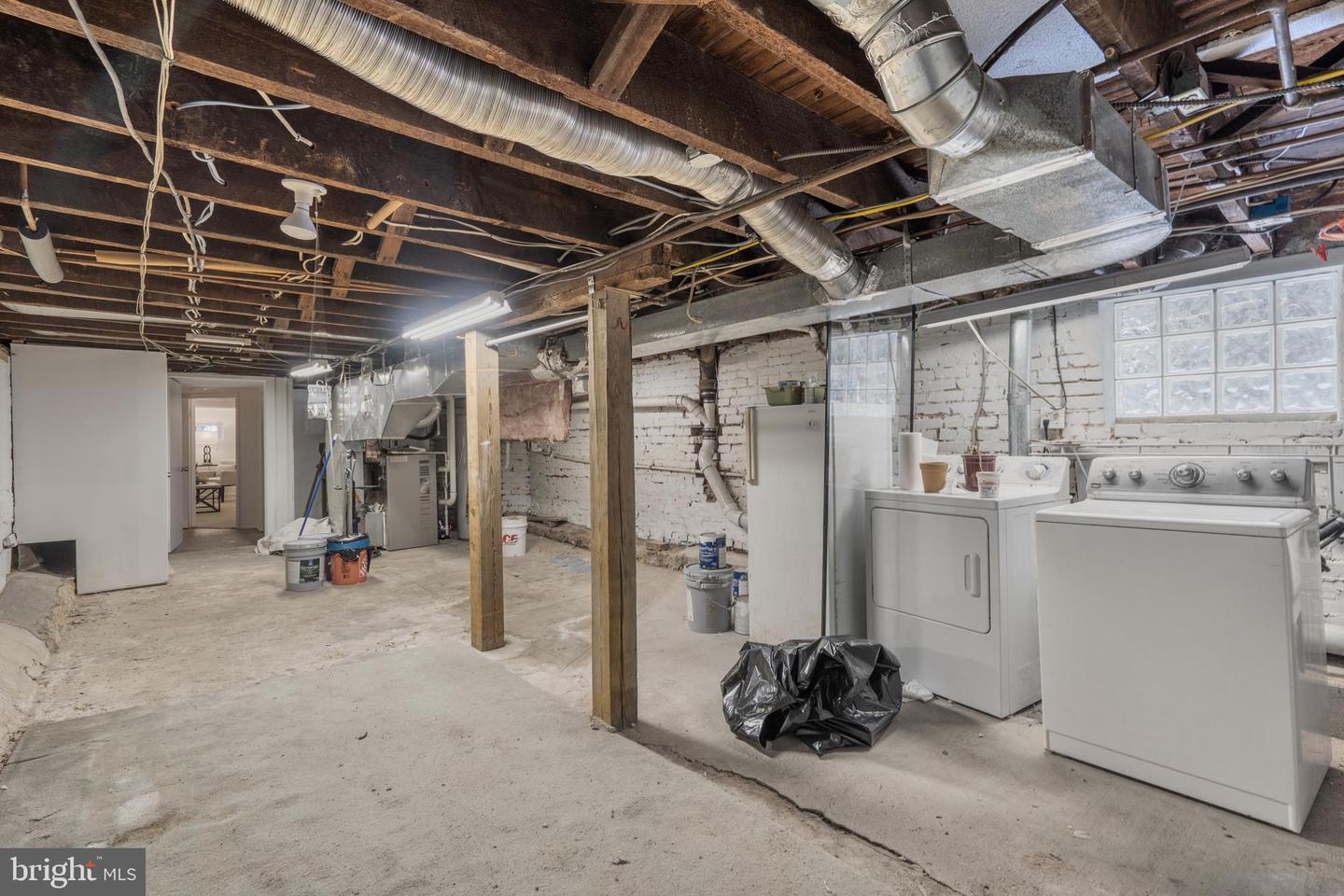 153 E St SE