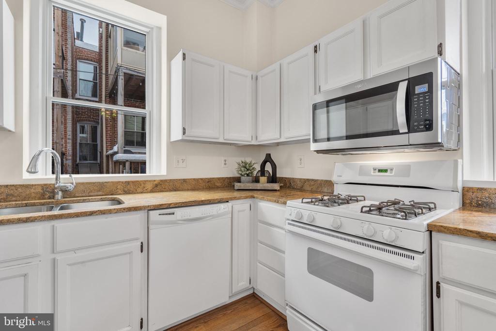 153 E St SE