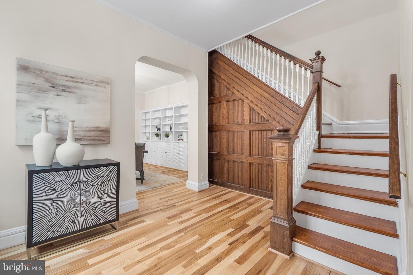 153 E St SE
