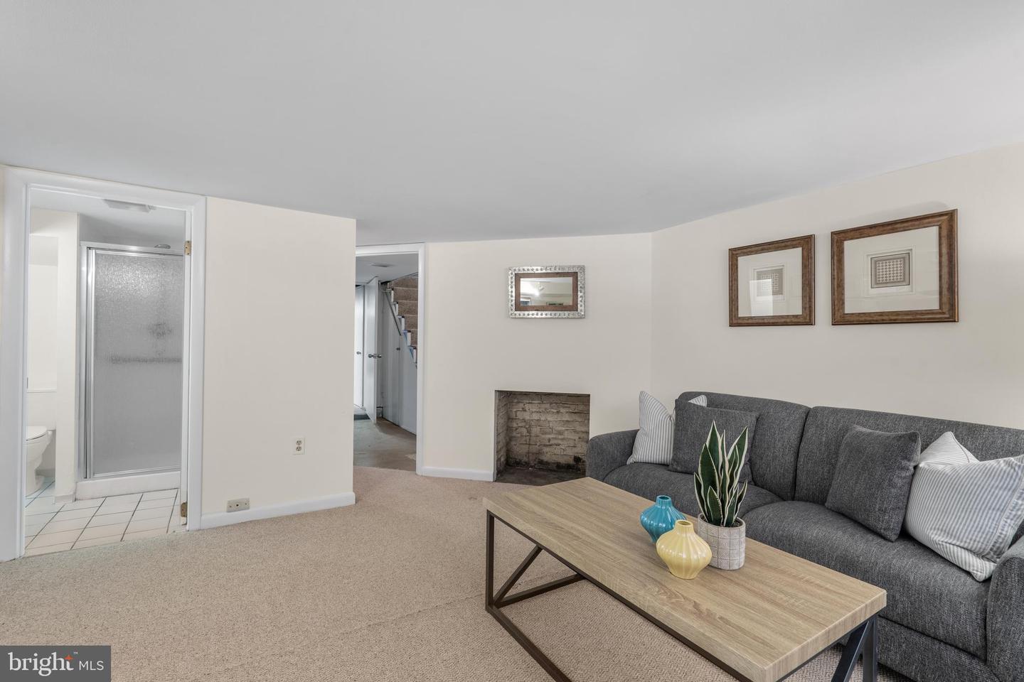 153 E St SE