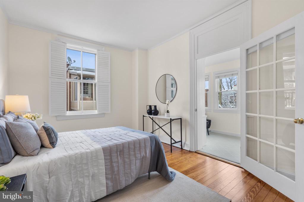 153 E St SE