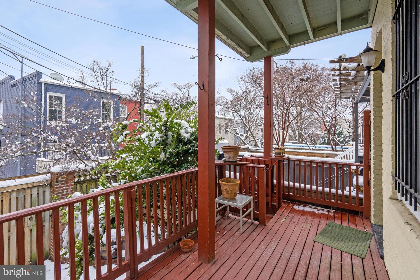 153 E St SE