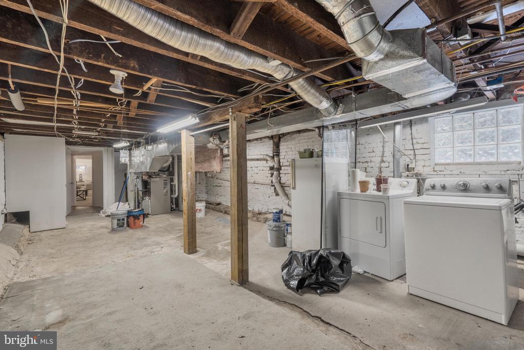 153 E St SE