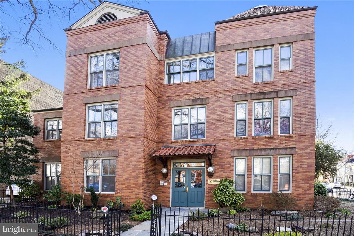 701 E St SE #B