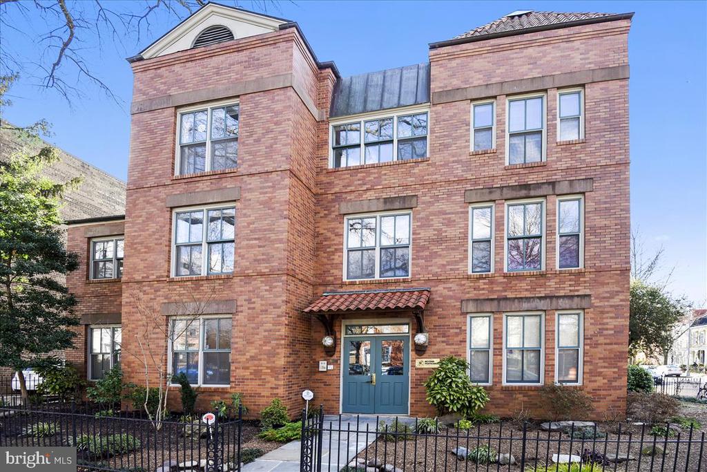 701 E St SE #B