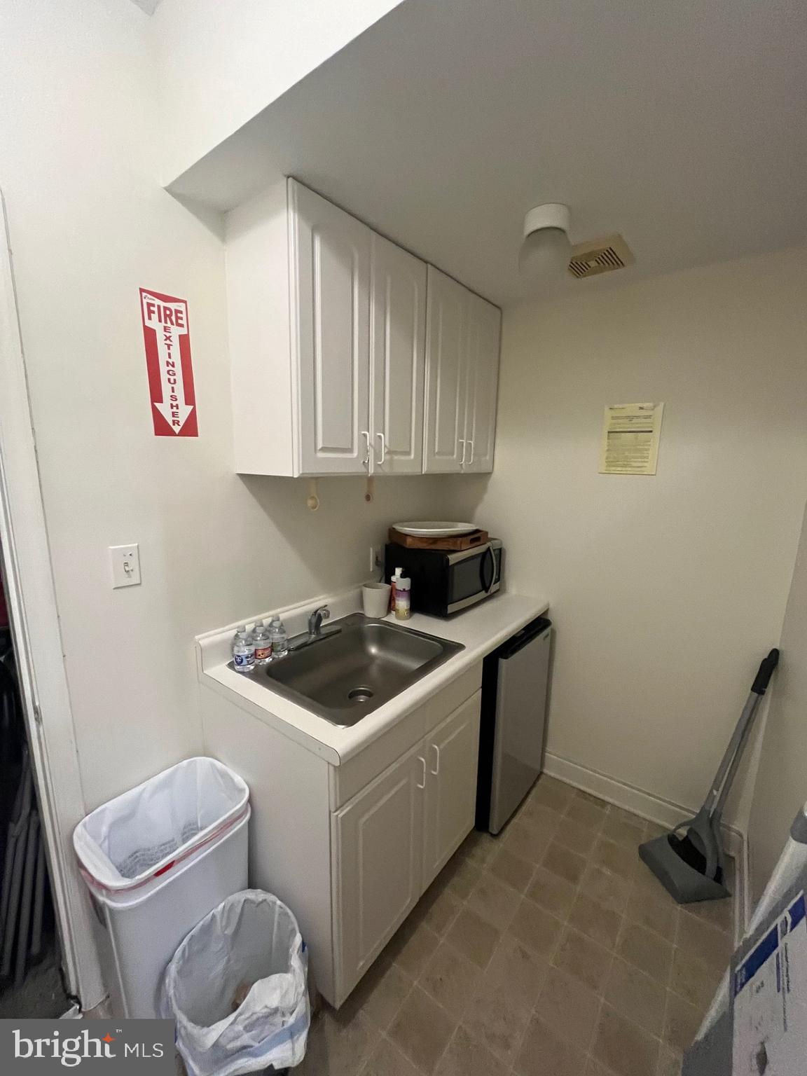 701 E St SE #B