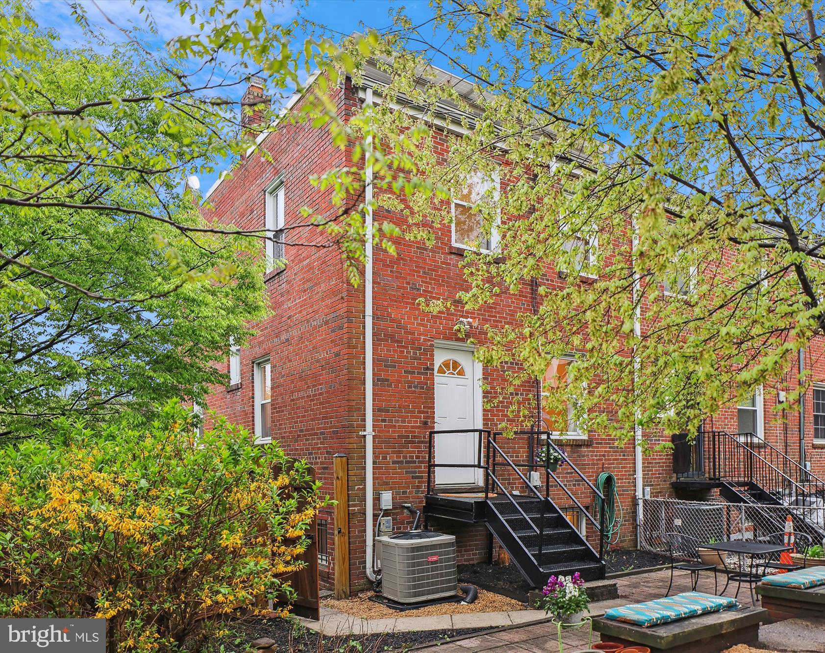 1732 Girard St NE