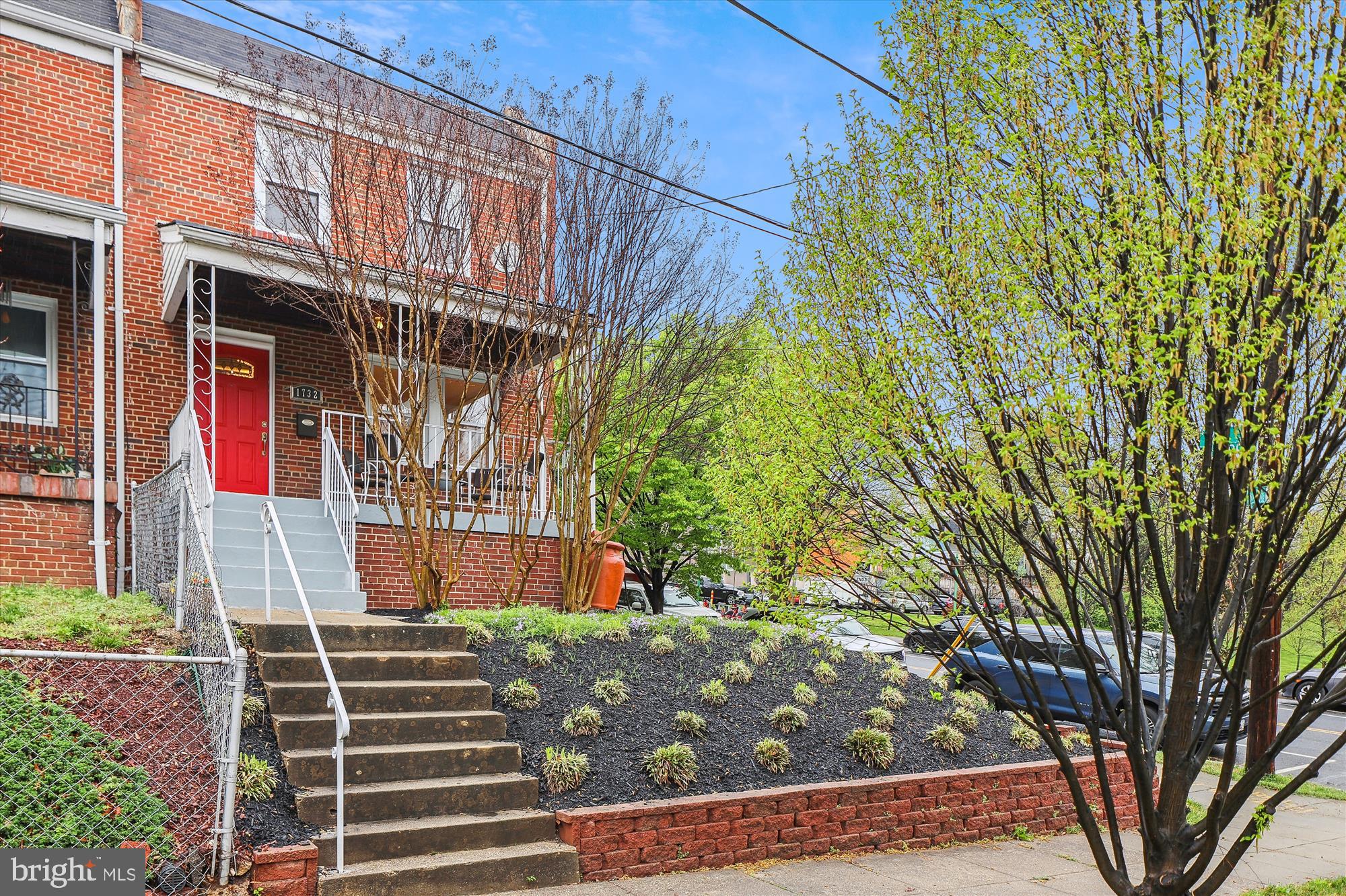 1732 Girard St NE