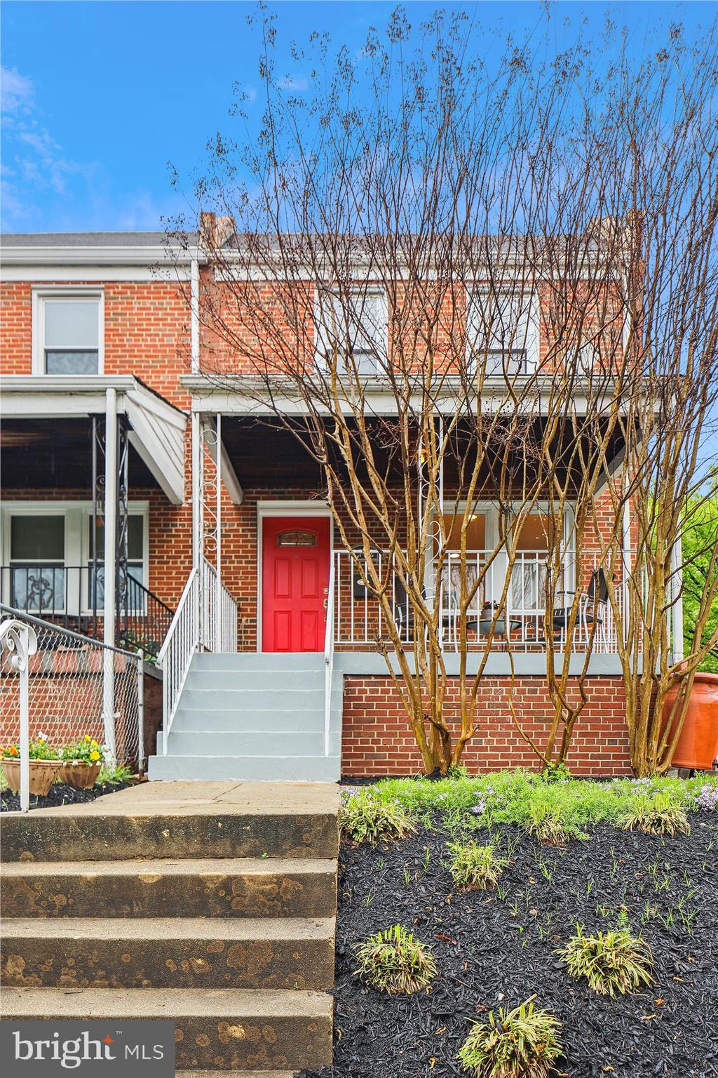 1732 Girard St NE