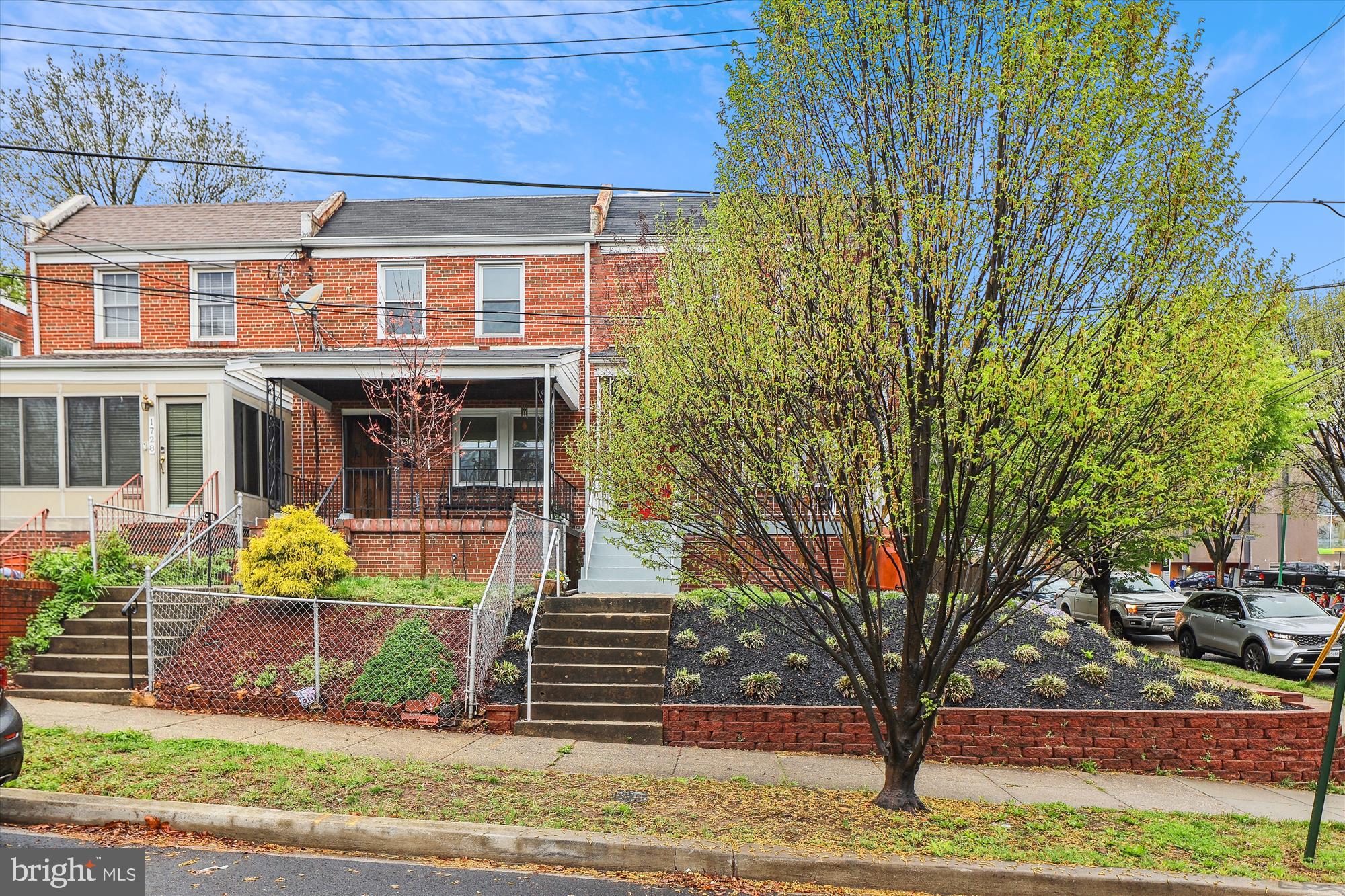 1732 Girard St NE