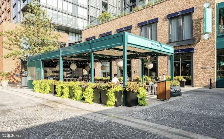 45 SUTTON SQ SW #1115