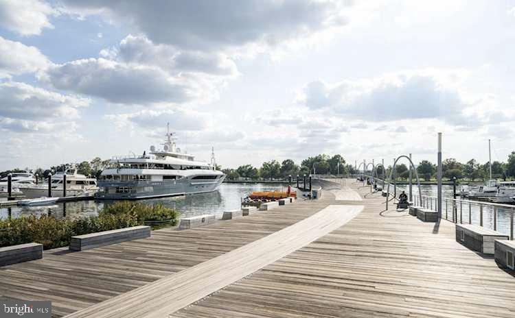 45 SUTTON SQ SW #1115