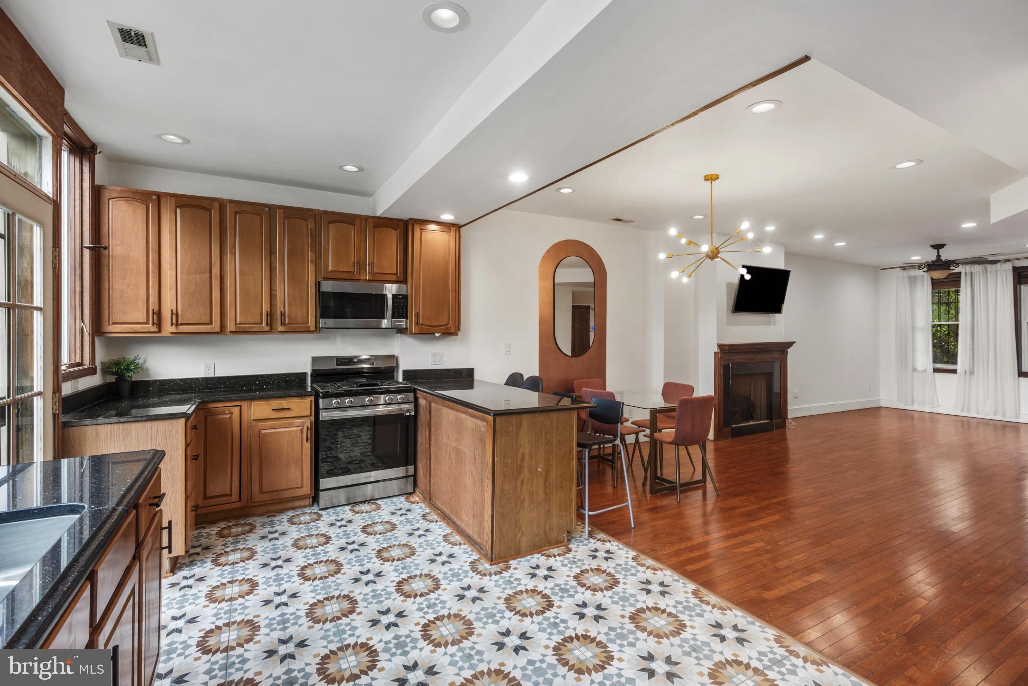 1004 IRVING ST NW