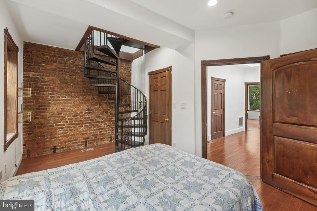 1004 IRVING ST NW