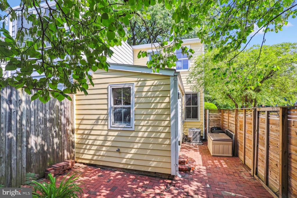 927 G St SE