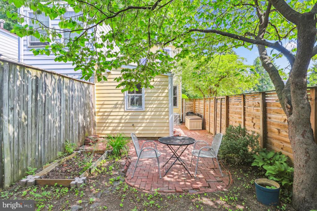 927 G St SE