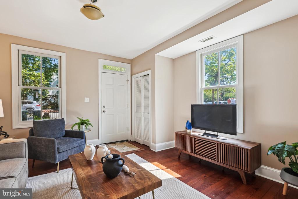 927 G St SE