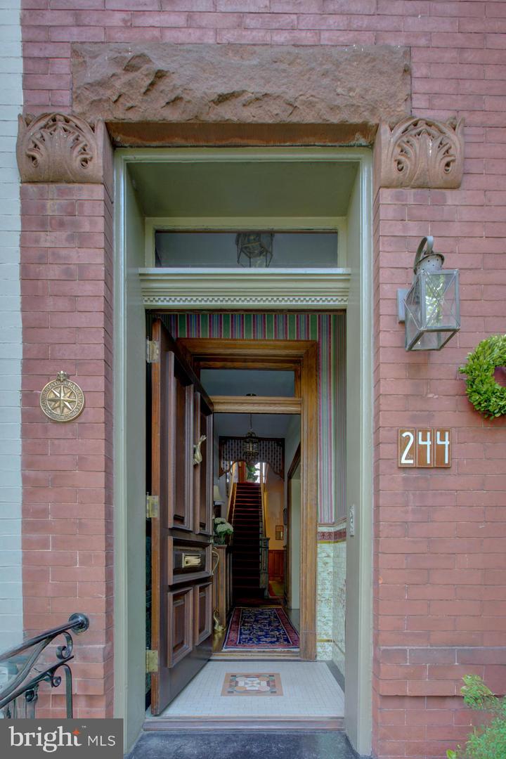 244 8th St SE