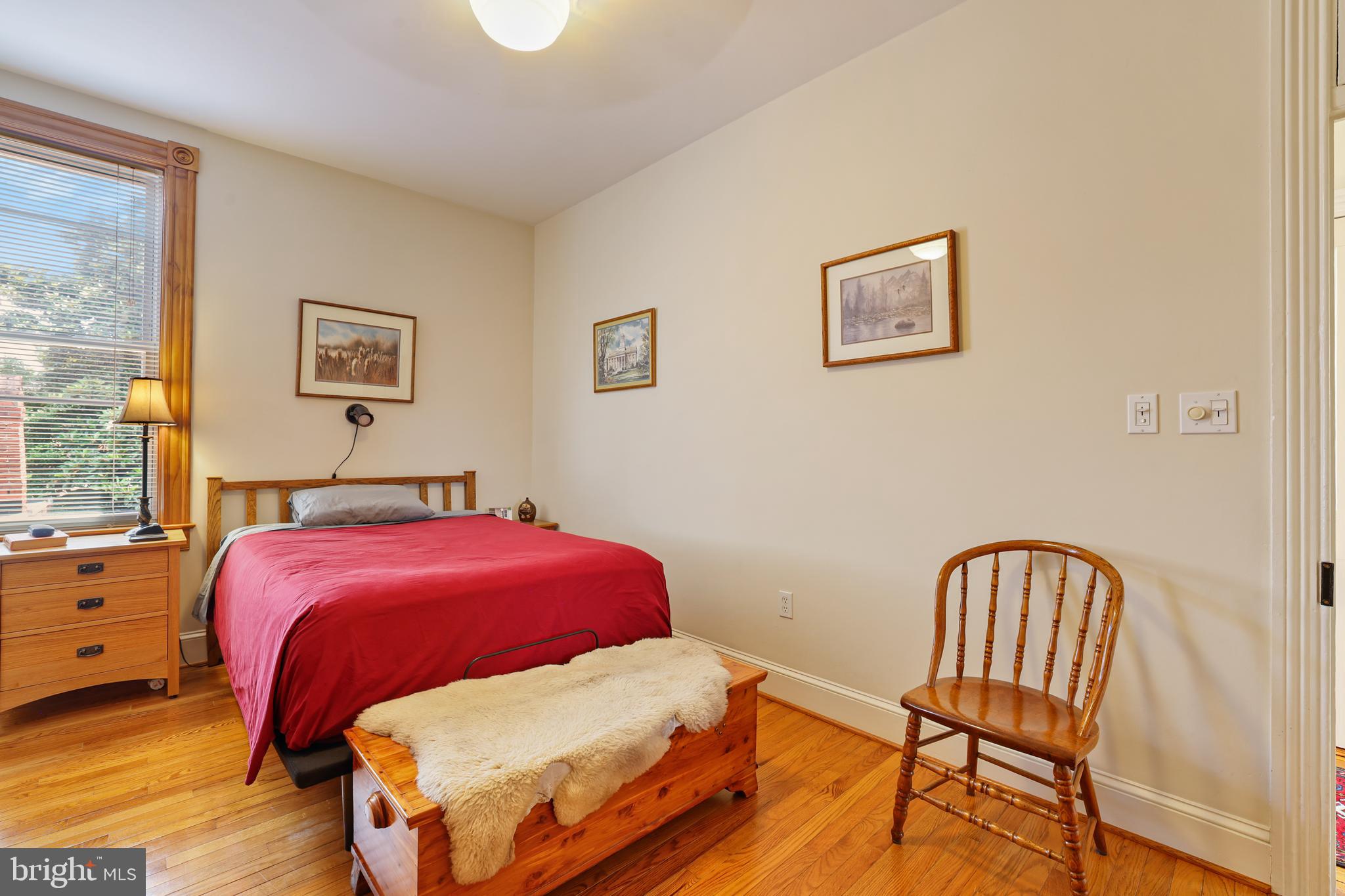 637 Constitution Ave NE