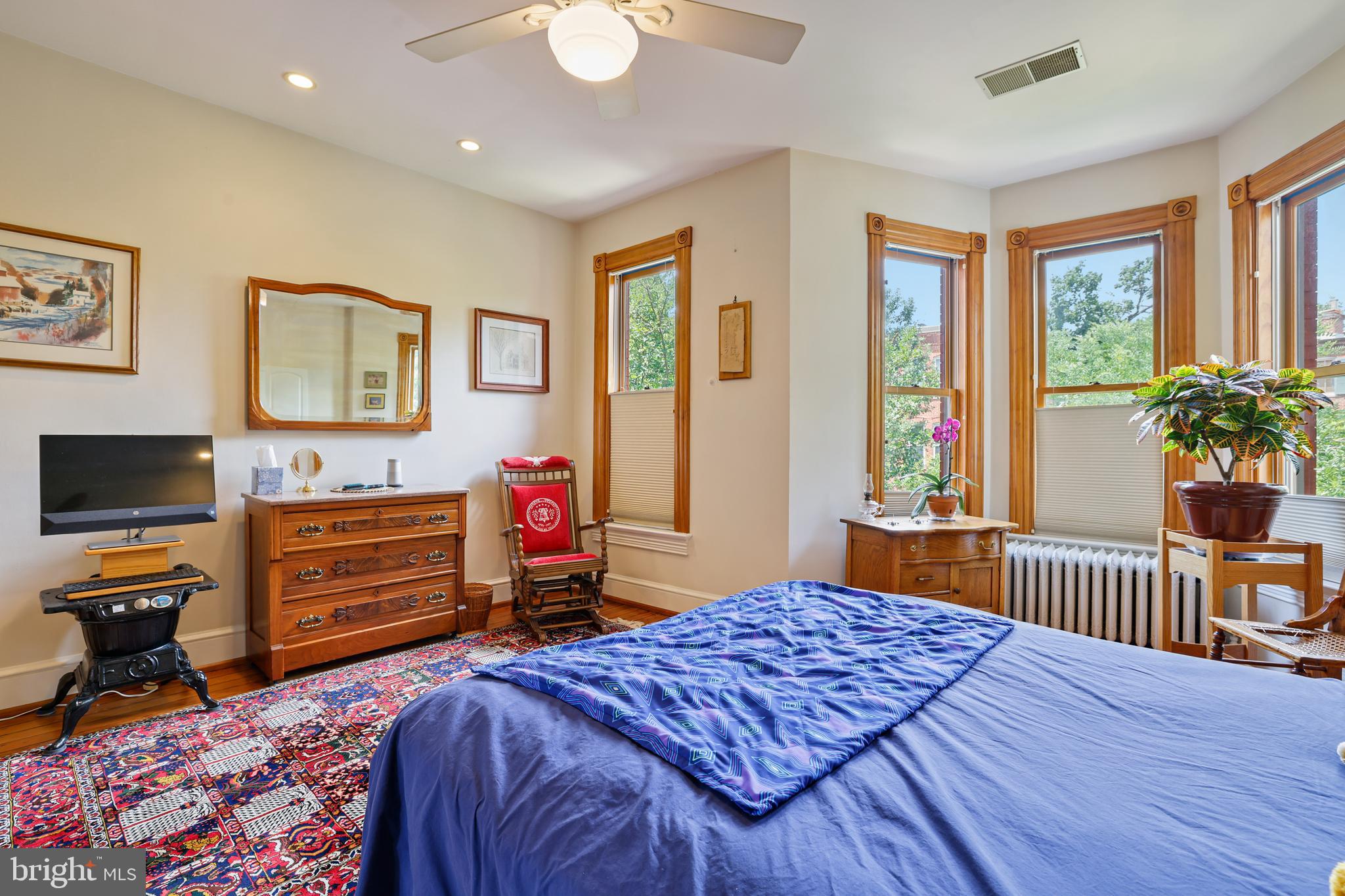 637 Constitution Ave NE