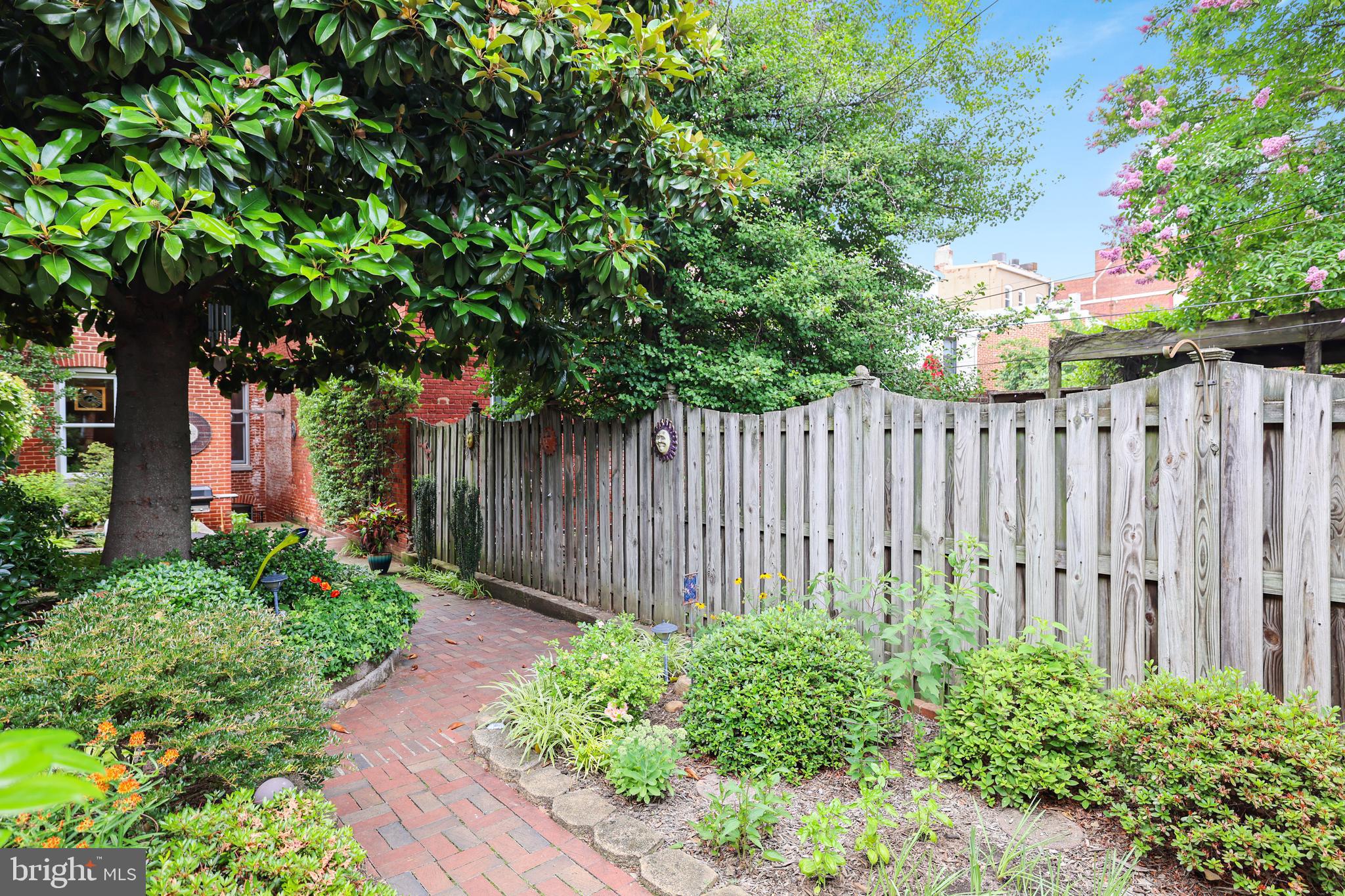 637 Constitution Ave NE