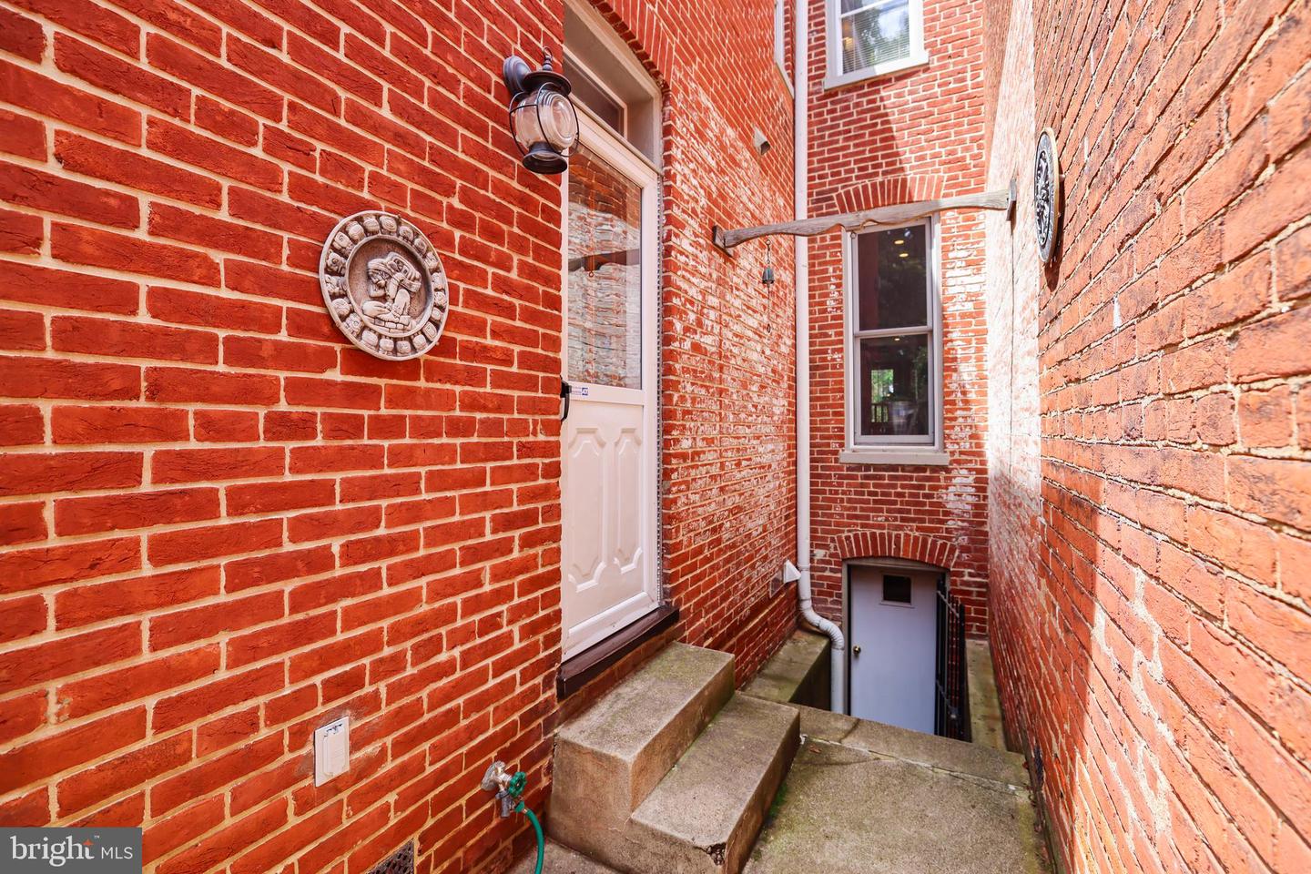 637 Constitution Ave NE