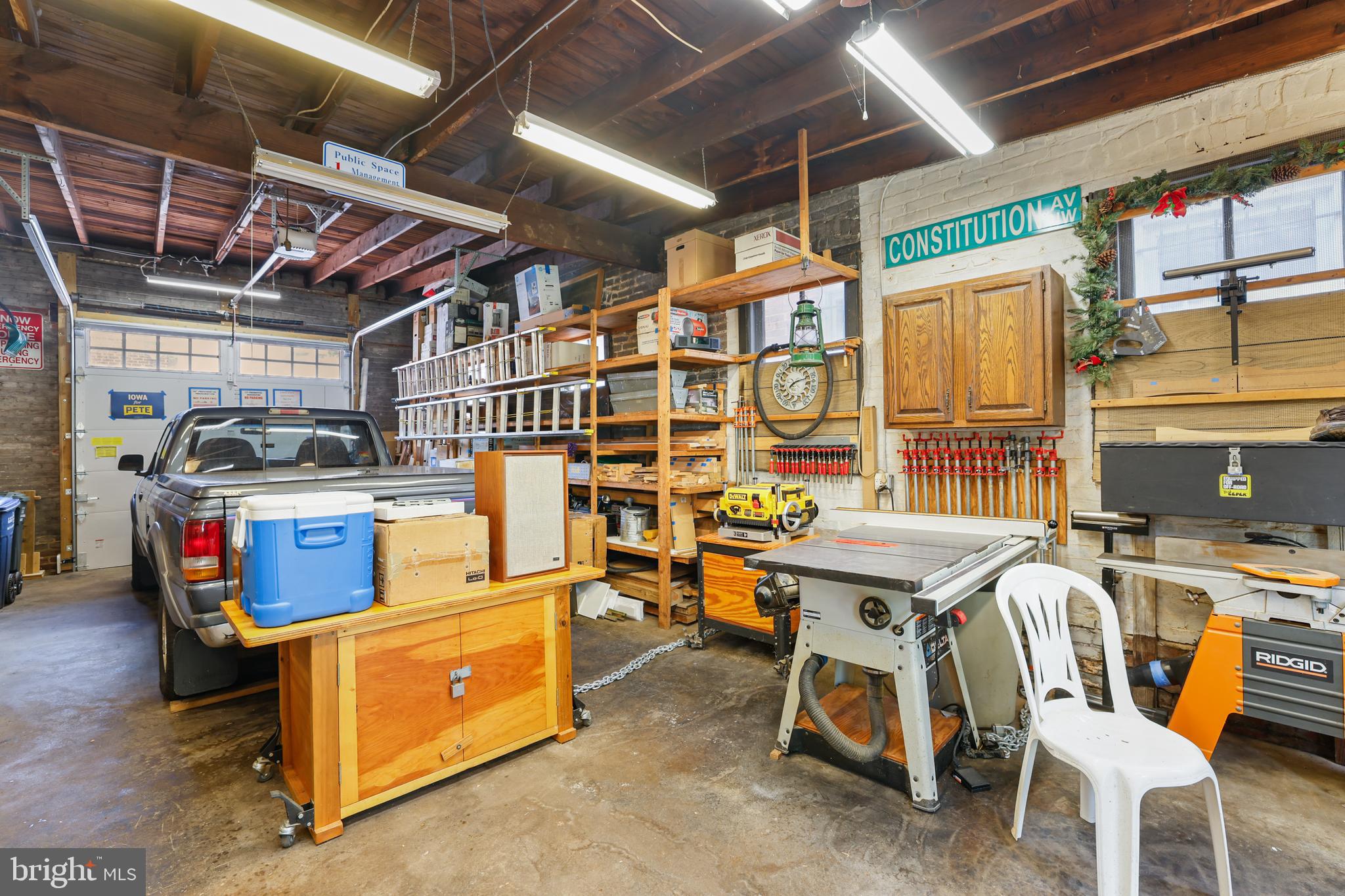 637 Constitution Ave NE