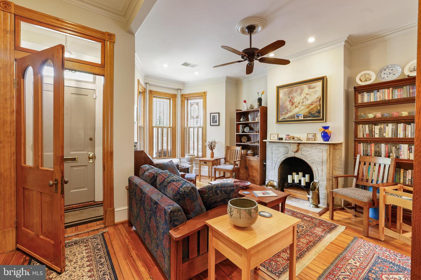 637 Constitution Ave NE