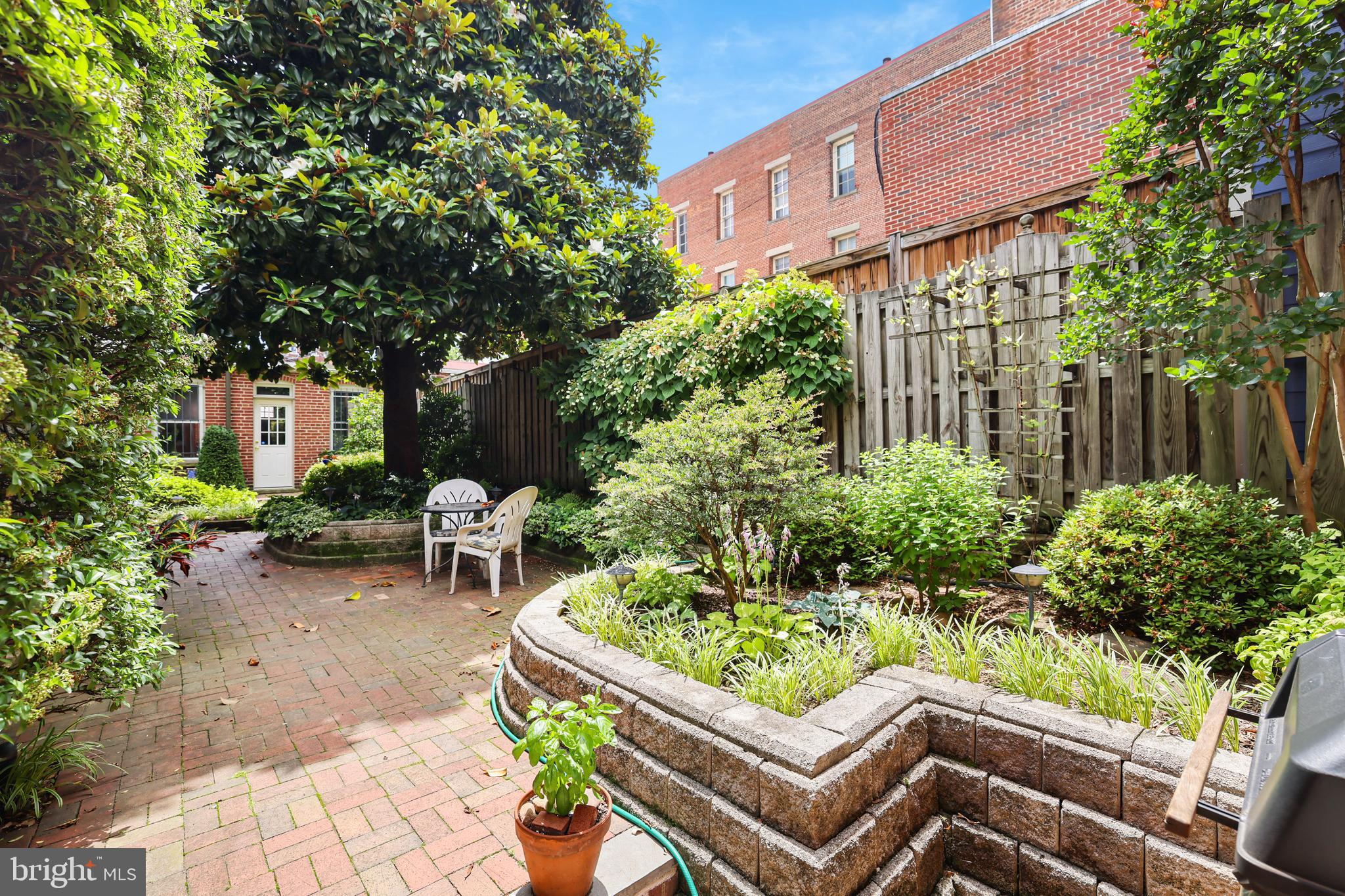 637 Constitution Ave NE