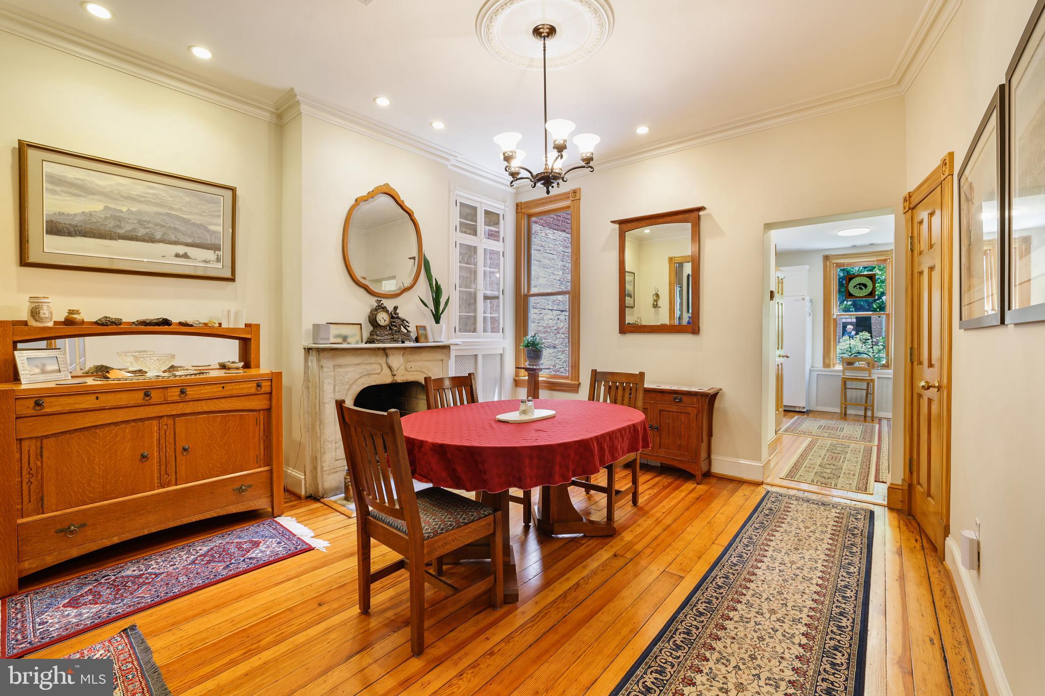 637 Constitution Ave NE