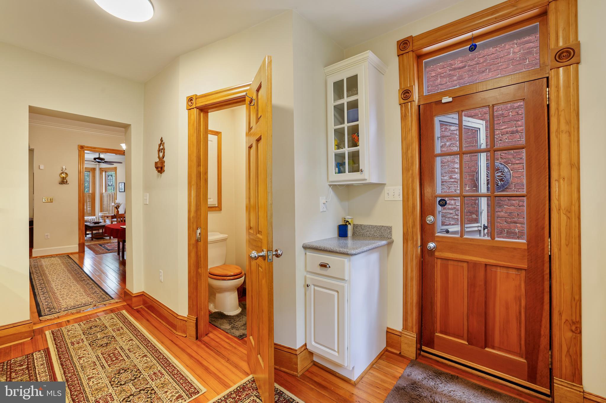 637 Constitution Ave NE