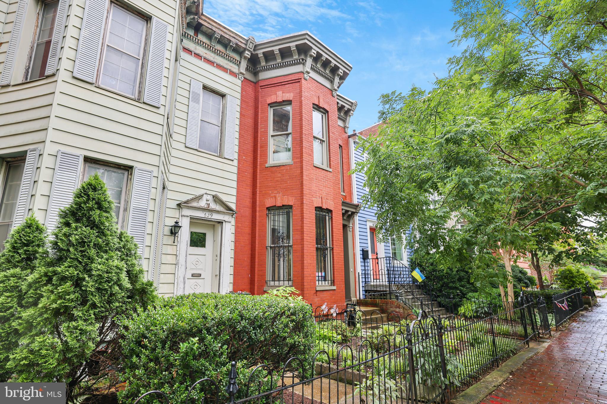 637 Constitution Ave NE