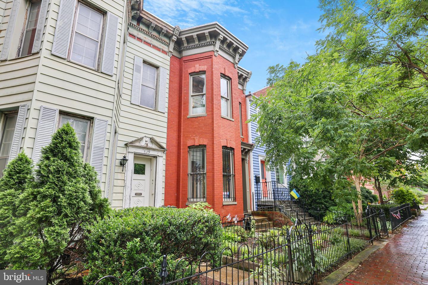 637 Constitution Ave NE