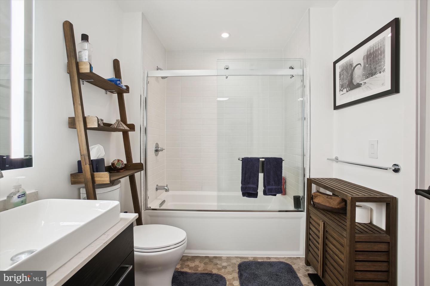 70 N ST SE #N814