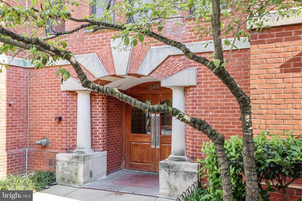 649 C St SE #208