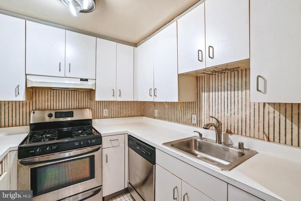 649 C St SE #208