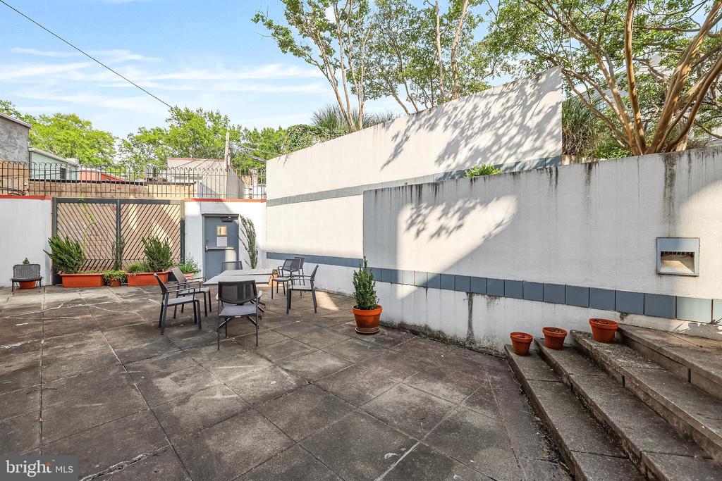 649 C St SE #208