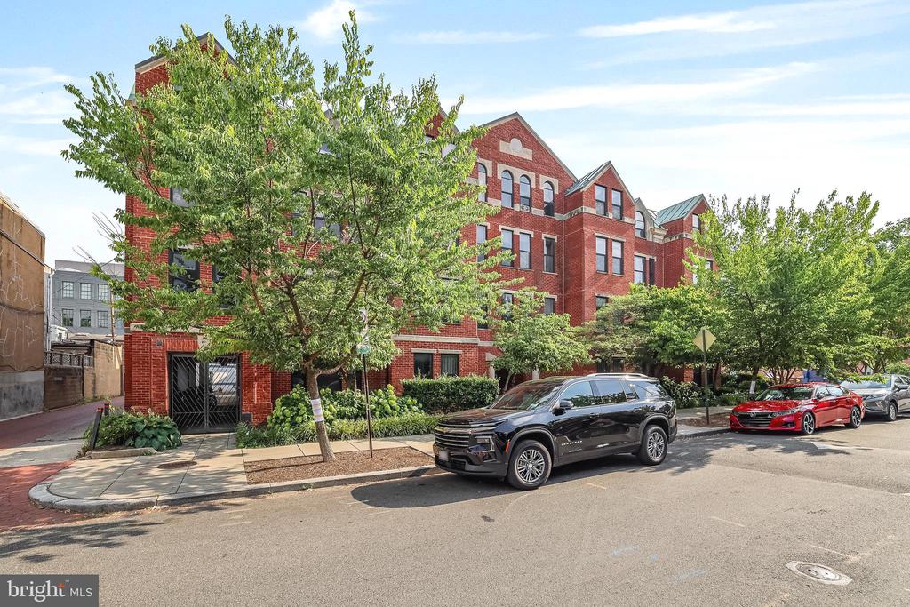 649 C St SE #208